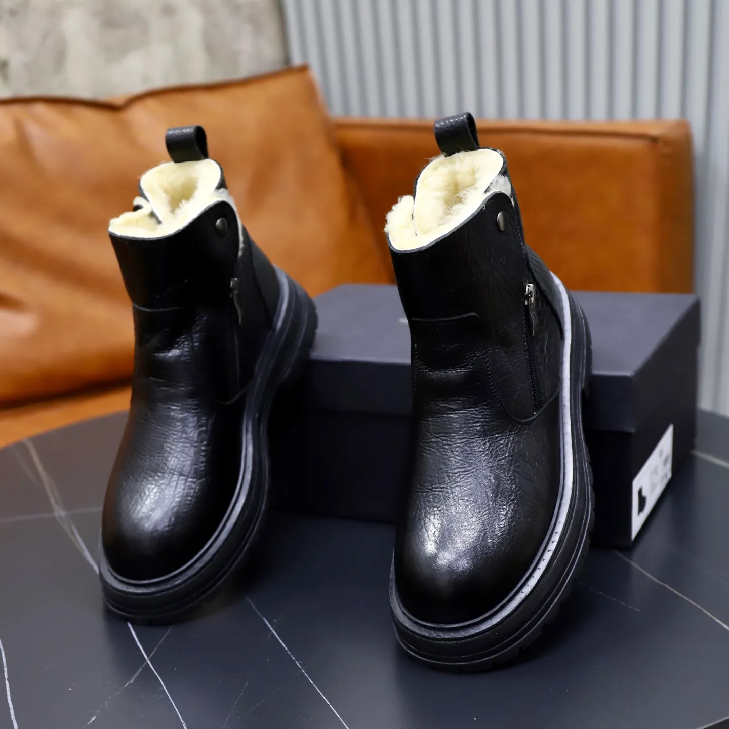 Ex-factory price: 680💰Thick wool imported from Australia Brand: UGG genuine purchasing agent Size: 38-44 (customized in 45) Grade: Official website 1:1 Material: First-layer genuine leather waterproof and antifreeze upper Real wool lining Original non-slip Soft wear-resistant outsole Style category: Men's casual shoes Trendy style Comfortable on the feet Color: Official website color synchronization